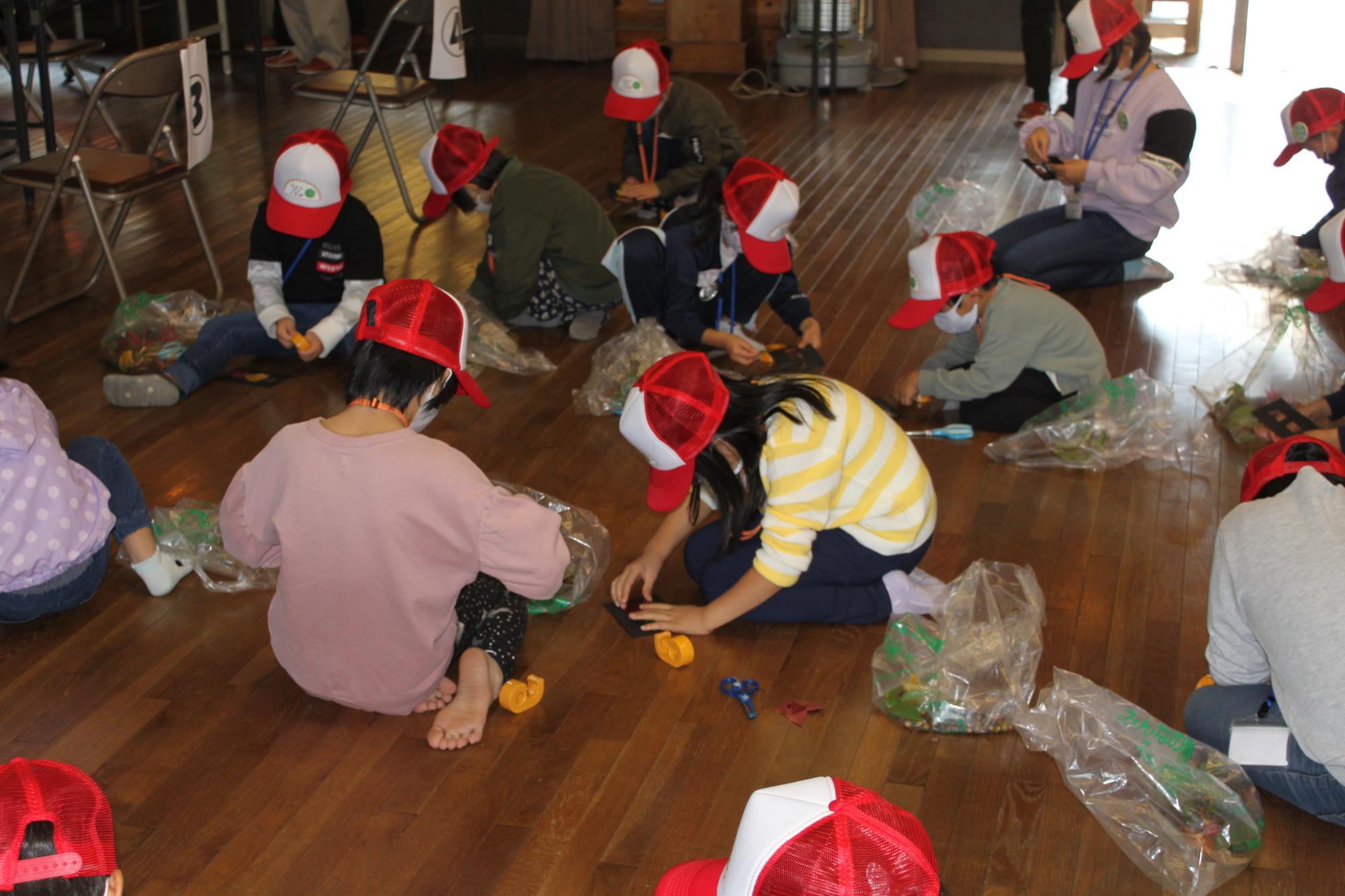 落ち葉や木の実で工作をする隊員たち
