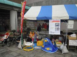 青と白のテントに子供たちの遊び道具が置かれている写真