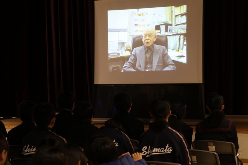 赤崎勇博士からのビデオメッセージが映し出され、それを見ている写真