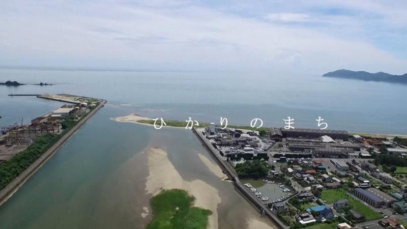 海と隣接する街並みを上空から撮影した動画の1場面のキャプチャ(YouTubeのサイトへリンク)