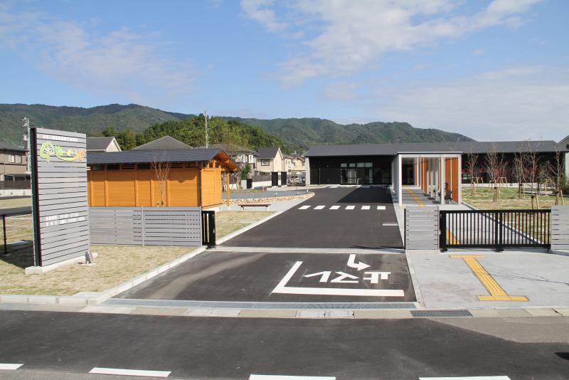 光市三島温泉健康交流施設の手前にある駐車場入り口の写真