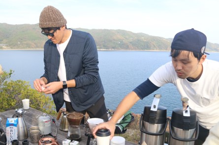市のイベントに協力し、絶景ポイントでコーヒーをふるまう山本さん