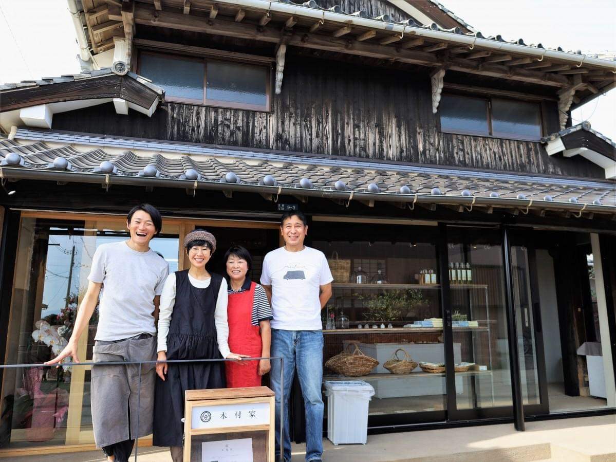 「木村家」の前での家族写真