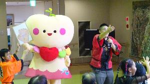 きゅっとちゃんが病院祭で参加者とイベントを楽しんでいます