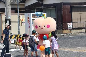 子供たちがきゅっとちゃんの周りに集まっています