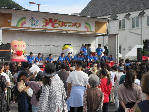 光まつり恒例の餅まきが始まろうとしています