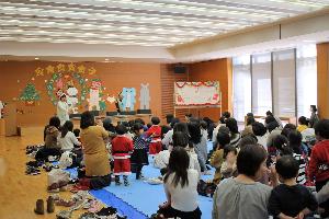 子供たちがクリスマス会のお遊戯を楽しんでいます