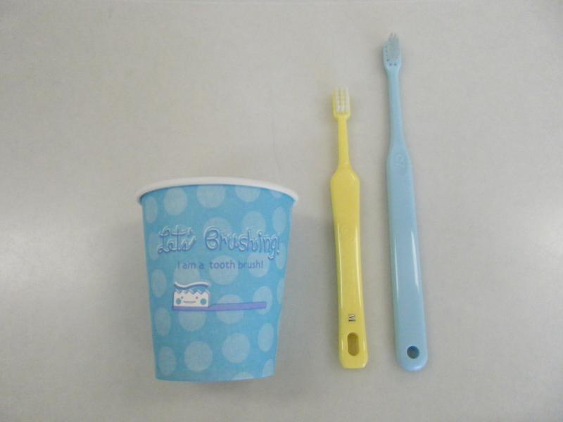 紙コップと歯ブラシの写真