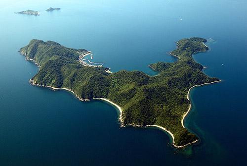 牛島と島を囲む海の航空写真