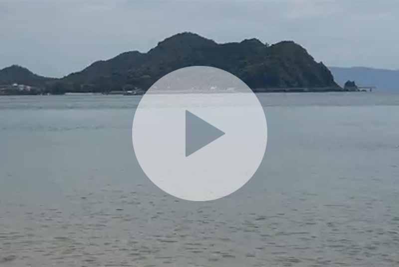 遠くに島が見える室積海岸の(動画のスクリーンショット)(YouTube動画へのリンク)