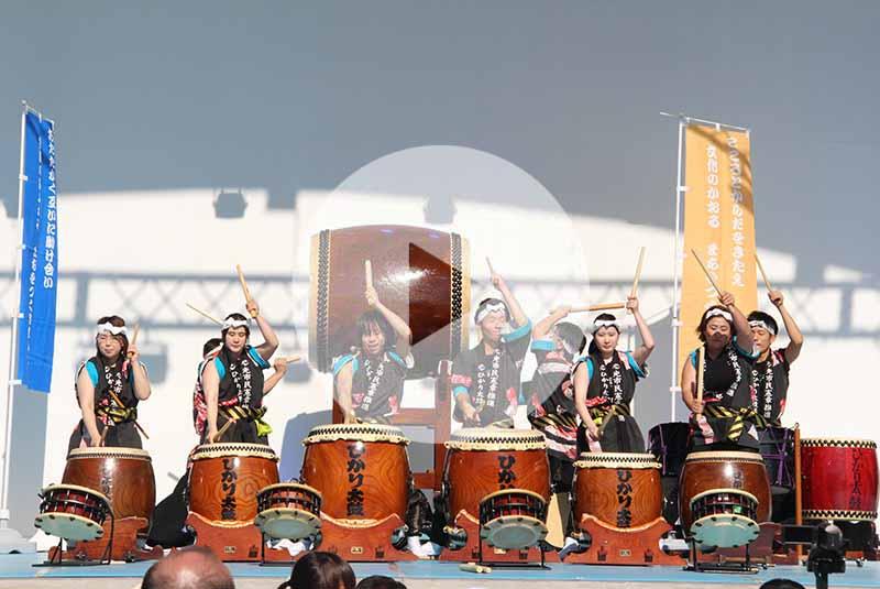ステージ上で和太鼓を演奏する人たちの(動画のスクリーンショット)(YouTube動画へのリンク)