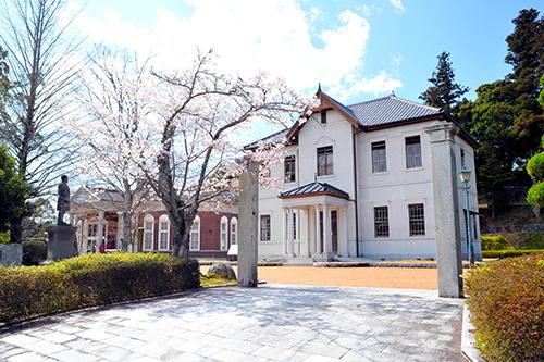 旧伊藤 博文邸と家の周りに植えられた樹木の写真